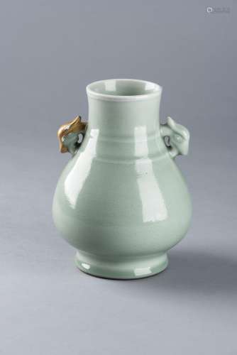 Vase en porcelaine émaillée céladon de forme Hu