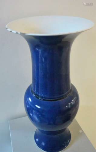 Vase de forme cornet en porcelaine et émail bleu poudré.