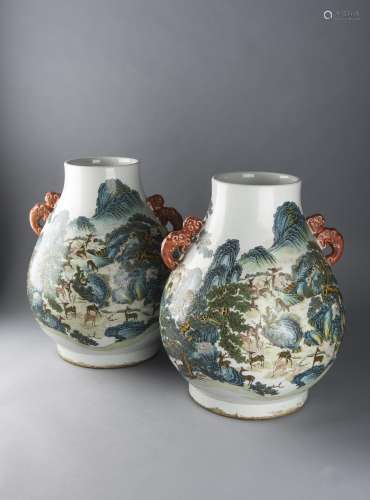 Paire de grands vases de forme Hu en porcelaine à décor, en émaux de la famille rose