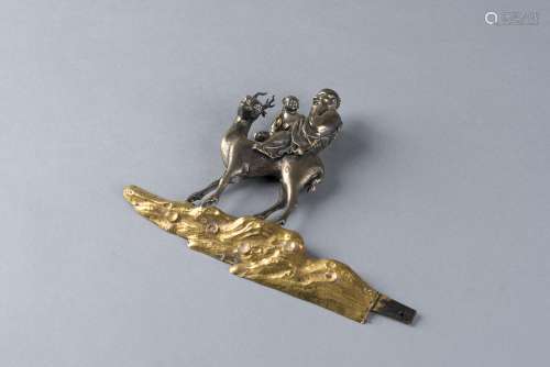 Element décoratif d'applique, en bronze argenté, bronze doré et perle baroque
