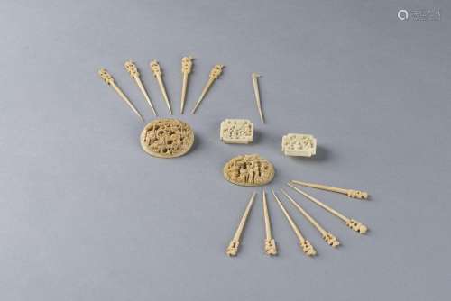 Ensemble de médaillons et objets divers en ivoire de Canton.