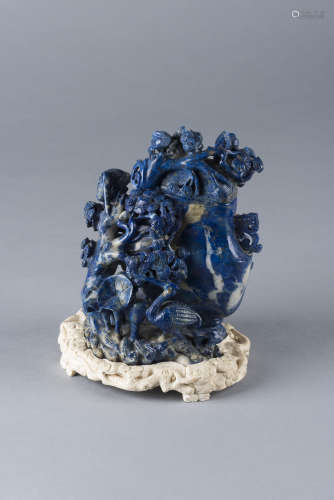 Vase couvert en lapis-lazuli finement sculpté d'échassiers, pins de longévité et pivoiniers en fleurs.