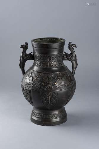 Vase Hu en bronze patine brune à incrustations d'or et d'argent