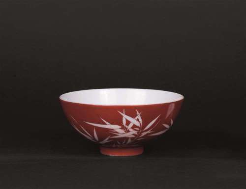 清乾隆 矾红留白竹叶纹碗