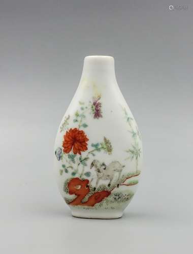 Chinese Famille Rose Snuff Bottle