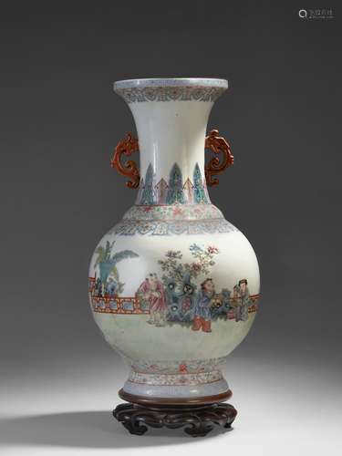 VASE EN   PORCELAINE FAMILLE ROSE, CHINE, RÉPUBLIQUE (1912 - 1949)