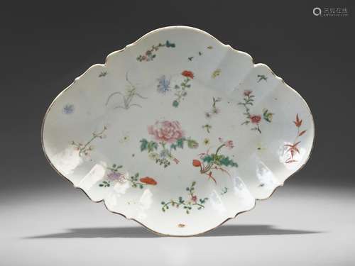 PLAT DE   PRÉSENTATION EN PORCELAINE FAMILLE ROSE, CHINE, DYNASTIE QING, XVIIIe SIÈCLE