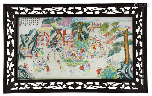 GRANDE PLAQUE EN   PORCELAINE POLYCHROME, CHINE, PREMIÈRE MOITIÉ DU XXe SIÈCLE