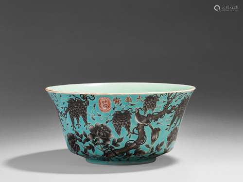 GRAND BOL EN   PORCELAINE À DÉCOR EN GRISAILLE SUR FOND TURQUOISE, CHINE, DYNASTIE QING,   ÉPOQUE GUANGXU (1875 - 1908)