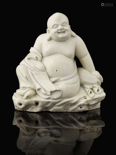 STATUETTE DE   BUDAI EN PORCELAINE BLANC DE CHINE, CHINE, DYNASTIE QING, ÉPOQUE KANGXI (1662   - 1722)