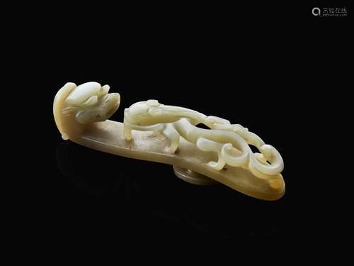 FIBULE EN JADE   SCULPTÉ, CHINE, DYNASTIE QING, XIXe SIÈCLE