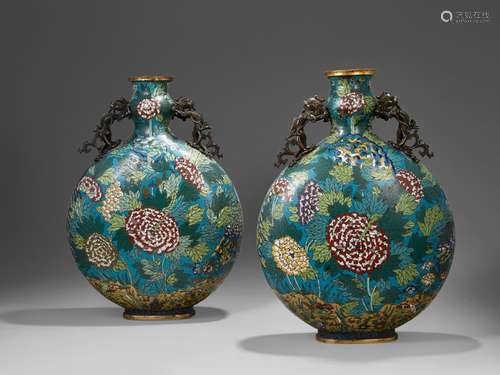 PAIRE DE GRANDES   GOURDES EN BRONZE DORÉ ET ÉMAUX CLOISONNÉS, CHINE, DYNASTIE QING, XIXe SIÈCLE