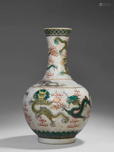 VASE EN   PORCELAINE POLYCHROME, CHINE, DYNASTIE QING, ÉPOQUE GUANGXU (1875 - 1908)