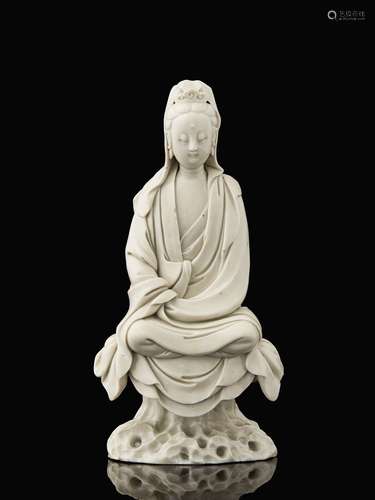 STATUETTE DE   GUANYIN EN PORCELAINE BLANC DE CHINE, CHINE, DYNASTIE QING, XVIIIe - XIXe   SIÈCLE