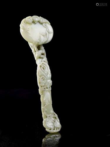 GRAND SCEPTRE   RUYI EN JADE CÉLADON SCULPTÉ, CHINE