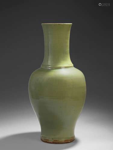 VASE EN GRÈS   ÉMAILLÉ CÉLADON LONGQUAN, CHINE, DYNASTIE MING, XVe SIÈCLE