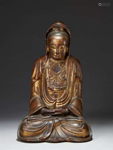 STATUETTE DE   GUANYIN EN BOIS LAQUÉ OR, CHINE, XVIIe SIÈCLE