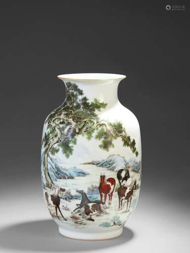 VASE EN   PORCELAINE POLYCHROME, CHINE, RÉPUBLIQUE (1912 - 1949)