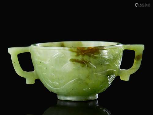 PETITE COUPE EN   JADE VERT, CHINE, DÉBUT DU XXe SIÈCLE