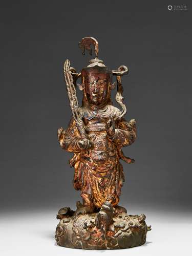 STATUETTE DE   GUERRIER EN BRONZE LAQUÉ ROUGE ET OR, CHINE, DYNASTIE MING, XVIIe SIÈCLE