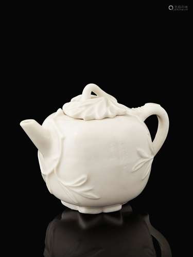 THÉIÈRE COUVERTE   EN PORCELAINE BLANC DE CHINE, CHINE, XVIIe - XVIIIe SIÈCLE