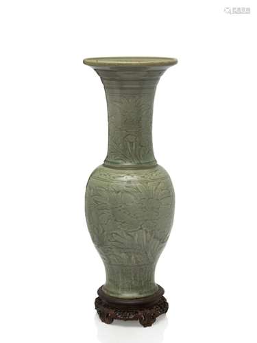 GRAND VASE   YENYEN EN GRÈS ÉMAILLÉ CÉLADON LONGQUAN, CHINE, DYNASTIE MING, XVe - XVIe   SIÈCLE