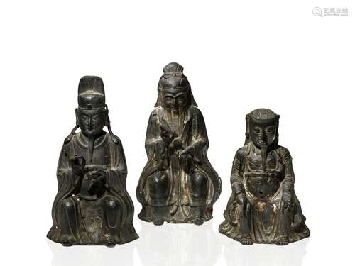 TROIS STATUETTES   DE DIGNITAIRES EN BRONZE, CHINE, DYNASTIE MING, XVIIe SIÈCLE