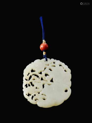 PENDENTIF EN   JADE BLANC, CHINE, DYNASTIE QING, XIXe SIÈCLE