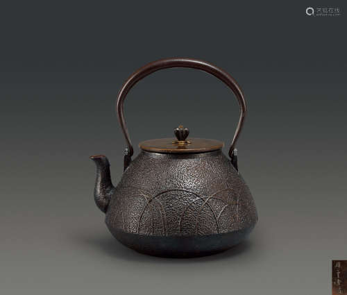 昭和时期早期 祥云堂造弧形纹斑紫铜铁盖壶