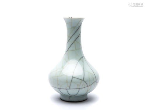 A Chinese Ge-Type Porcelain Vase