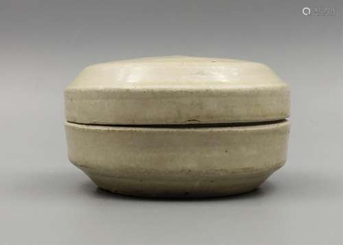 CHINESE XING WARE WHITE GLAZED COVER BOX