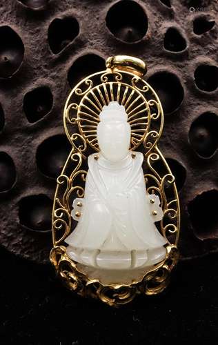 CHINESE WHITE JADE GUANYIN ON GOLD PENDANT