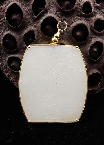 CHINESE WHITE JADE PLAQUE ON GOLD PENDANT