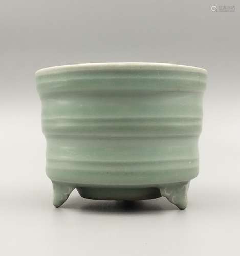 CHINESE CELADON LONGQUAN GLAZED TRIPOD CENSER