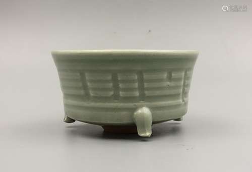 CHINESE CELADON LONGQUAN GLAZED TRIPOD CENSER