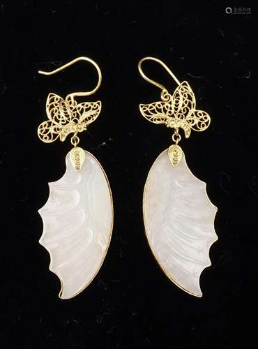 PAIR OF CHINESE WHITE JADE ON GOLD WIRE EARRINGS