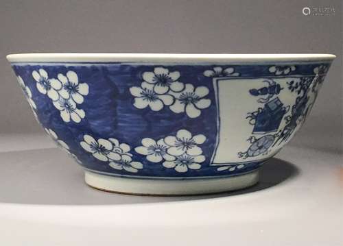 A LARGE CHINESE BLUE AND WHITE PORCELAIN BOWL