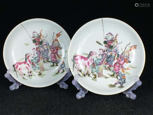 PAIR OF CHINESE FAMILLE ROSE PORCELAIN PLATES