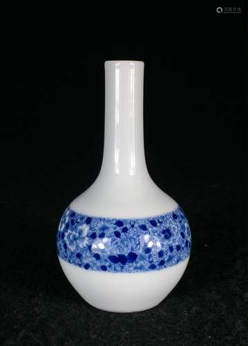 CHINESE BLUE AND WHITE BOTTLE VASE