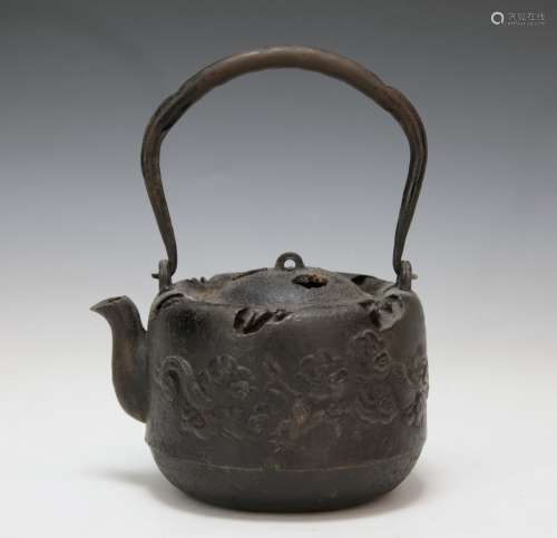 Japanese Iron Tea Pot, Tetsubin w/ Dragon Design