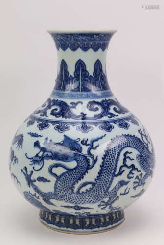 A Chinese Blue and White Porcelain Vase