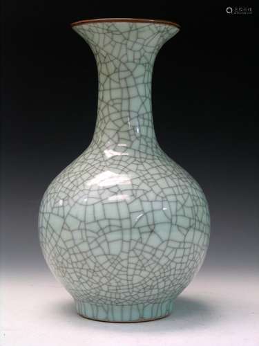 Chinese Ge Ware Porcelain Vase, Early 20th Century.