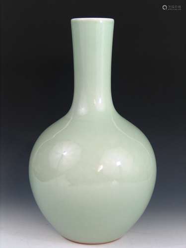 Big Chinese Celadon Porcelain Vase. Qinlong Mark. Republic Period.