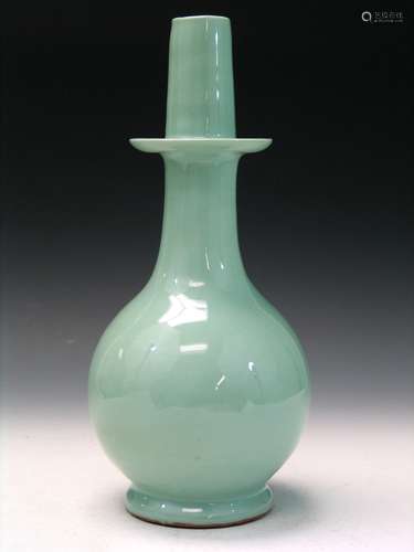 Chinese Celadon Porcelain Vase, 18th / 19th Century.