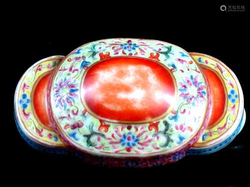 Chinese Famille Rose Porcelain Belt Buckle.