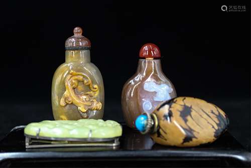 THREE CHINESE AGATE SNUFF BOTTLES AND A BROOCH