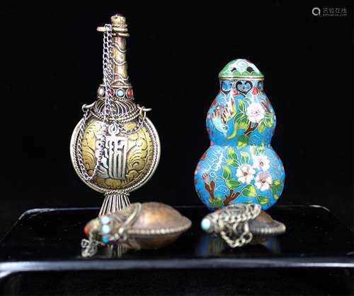 GROUP OF FOUR CHINESE SNUFF BOTTLES