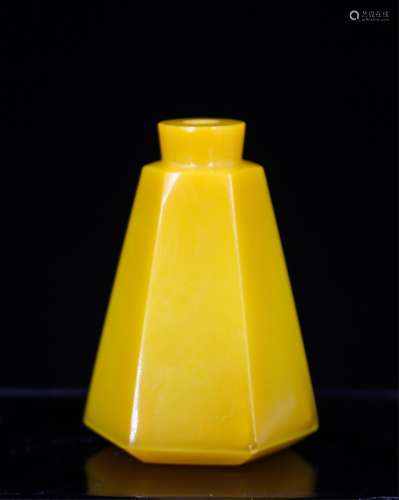 CHINESE YELLOW PEKING GLASS SNUFF BOTTLE