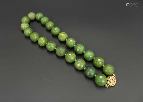 CHINESE SPINACH JADE BEADS NECKLACE