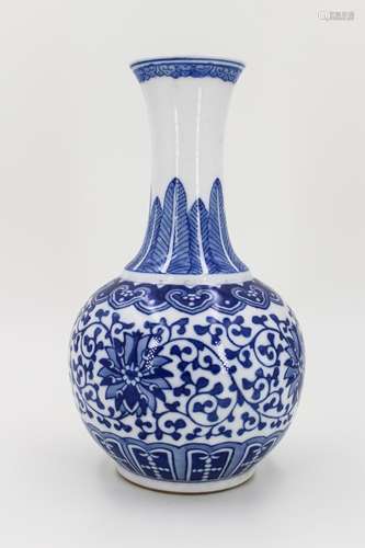 CHINESE BLUE AND WHITE PORCELAIN VASE